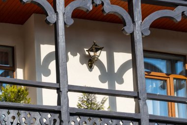 Taş duvarında lamba olan ahşap balkon. Yaklaş. Balkon tasarımı. Ukrayna