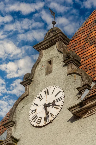青い空の背景に晴れた日に屋根の上に大きな古い時計を持つ建物の詳細を閉じます 西ウクライナ — ストック写真