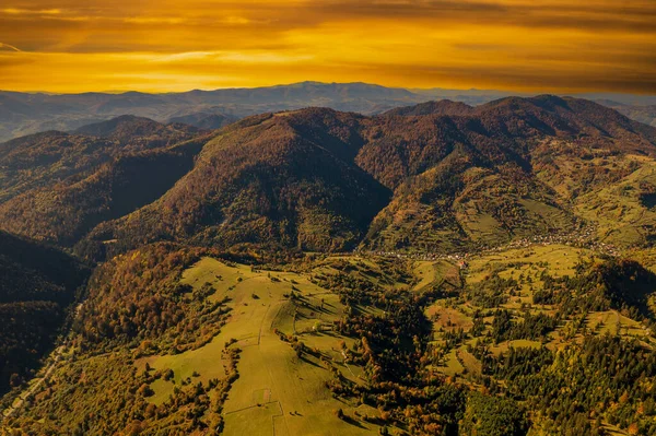Schöner Herbstwald Den Karpaten Mit Orangefarbenem Himmel Einem Herbsttag Auf — Stockfoto