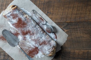 Geleneksel taze pişmiş elmalı turta, ahşap masada, yakın çekim. Meyve veya böğürtlen dolgulu taze ev yapımı hamur işleri, metin için kopyalama alanı