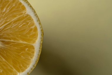 Sarı arka planda olgun limon turunçgilleri, yakın plan, üst manzara, boşluğu kopyala