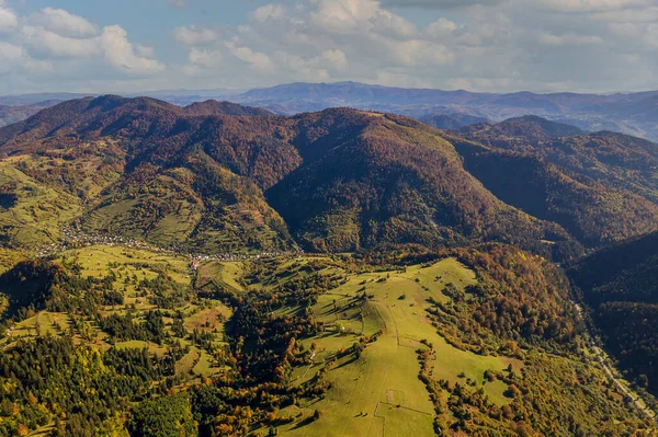Schöner Herbstwald Den Karpaten Mit Bewölktem Himmel Einem Herbsttag Auf — Stockfoto