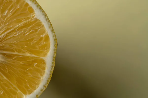 黄色の背景にレモン柑橘類の熟した半分 閉じる 上のビュー コピースペース — ストック写真