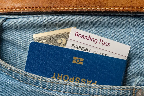 Доллары Синий Паспорт Посадочный Талон Карманных Джинсах Закрывайте Концепция Путешествия — стоковое фото