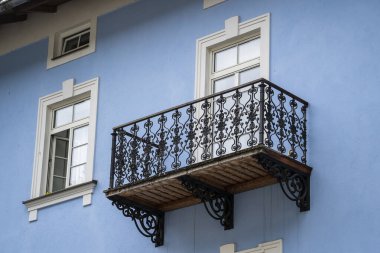 Avusturya 'da sokağa mavi cepheli balkon ve dökme demir süsleme pencereleri