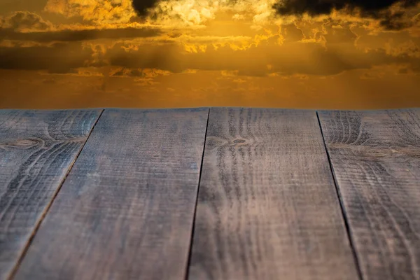 Prázdný Dřevěný Stůl Krásné Oranžové Nebe Mraky Pozadí Perspektiva Hnědé — Stock fotografie