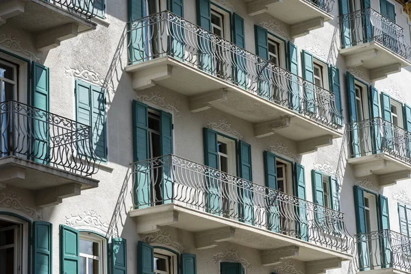 Παράθυρα Μπαλκόνι Στο Κτίριο Πρόσοψη Χυτοσίδηρο Στολίδια Στο Δρόμο Στην — Φωτογραφία Αρχείου