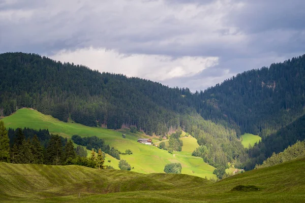 Blick Auf Das Bergdorf Grüne Wiesen Und Wälder Den Dolomiten — Stockfoto