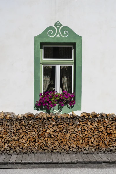 Weiße Fassade Eines Alten Bauernhauses Und Fenster Mit Blumen Und — Stockfoto