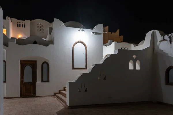Λευκός Τοίχος Από Ένα Σπίτι Και Σκάλες Νύχτα Στο Δρόμο — Φωτογραφία Αρχείου