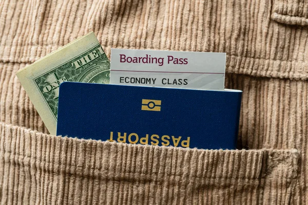 Dolary Niebieski Paszport Karta Pokładowa Kieszeni Sztruksowych Spodni Zbliżenie Koncepcja — Zdjęcie stockowe