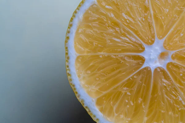 バックグラウンドで黄色のレモン柑橘類の半分を熟す 閉じる 上のビュー コピースペース — ストック写真