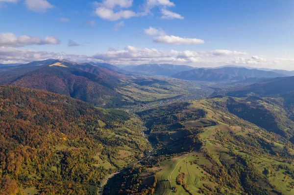 Schöne Bäume Auf Den Gipfeln Der Karpaten Einem Warmen Herbsttag — Stockfoto
