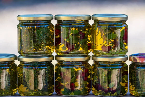 森のハーブ クランベリー 緑のトウヒの針が並ぶ通りの市場に立っています 風味豊かな蜂蜜とガラス瓶 環境に優しい食べ物 健康的なライフスタイルの自然な概念 ウクライナ — ストック写真