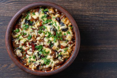 Haşlanmış patates, havuç, soğan, domates, kuru erik ve peynir ahşap zemin üzerinde bir kase içinde, kapak, üst manzara, kopyalama alanı