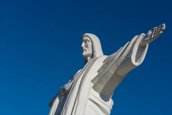 詳細12メートルの高さのイエス キリスト像は リオデジャネイロでも同様の彫刻の写しです ウクライナ西部のトラスカヴェッツ市 青い空に向かって腕を伸ばしてイエス キリストの大像 — ストック写真