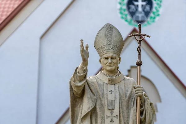 乌克兰特鲁斯卡沃特市天主教教堂附近的教皇扬 帕维尔二世纪念碑已经关闭 教皇约翰 保罗二世雕像 — 图库照片