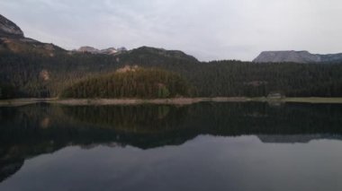 Kuzey Karadağ 'daki Kara Göl veya Crno Jezero' nun hava manzarası. Avrupa 'nın Zabljak kenti yakınlarındaki Durmitor milli parkında 1416 metre yükseklikteki Durmitor Dağı' nda bir buzul gölüdür.