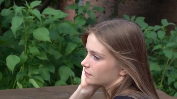 Doğada Güzel Mutlu Bir Genç Kız Dışarıdaki Portreyi Kapat — Stok video