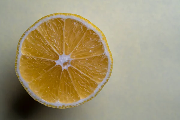 Sarı Arka Planda Olgun Limon Turunçgilleri Yakın Plan Üst Manzara — Stok fotoğraf