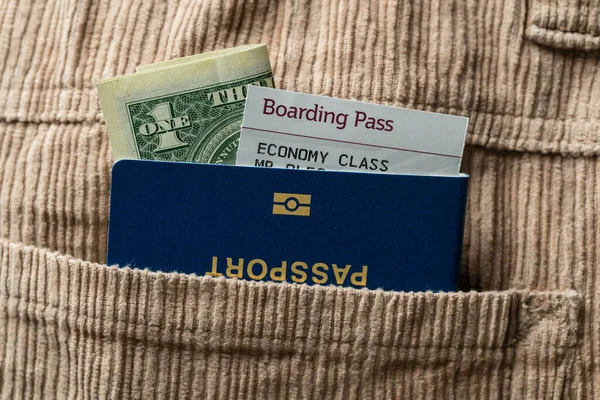 Kadife Pantolonun Cebinde Dolar Mavi Pasaport Biniş Kartı Var Yaklaş — Stok fotoğraf