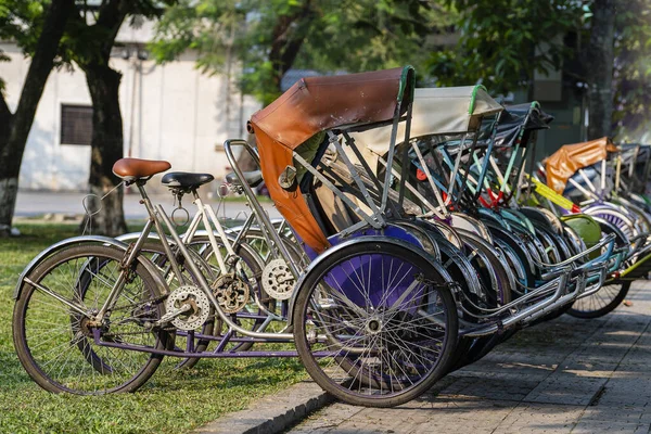 Vintage Multe Trishaw Opri Lângă Drum Pentru Călător Serviciu Strada — Fotografie, imagine de stoc