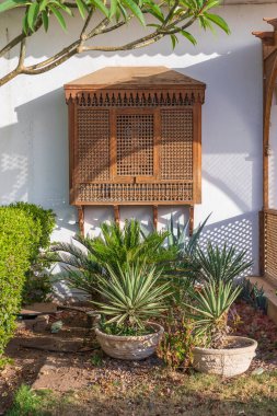 Sharm El Sheikh 'te, Mısır caddesinde eski beyaz bir duvarda, ahşap parmaklıklar olan kapalı bir pencere.