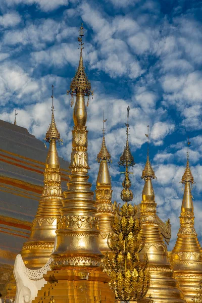 Golden Shwedagon Pagoda Blue Sky Background Yangon Myanmar Burma — Foto Stock