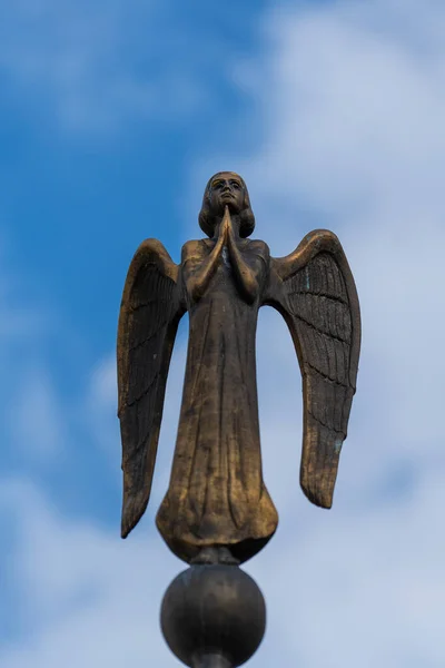 美丽的青铜雕像的细节天使的翅膀与天空的白云 美丽的天使 蓝天背景 文字空间 — 图库照片