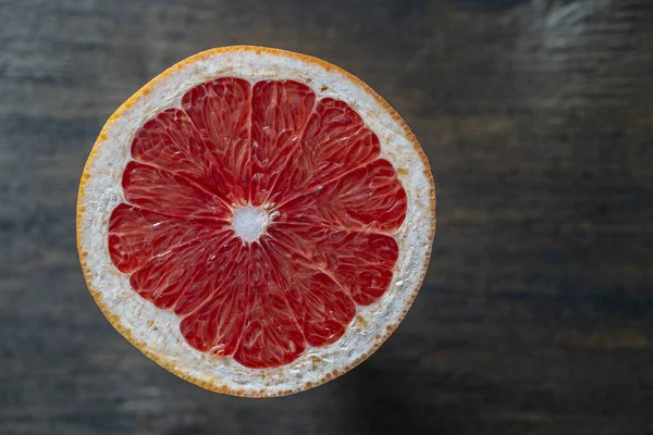 Close Sliced Ripe Grapefruit Wooden Background Macro Red Fresh Grapefruit — Stok fotoğraf