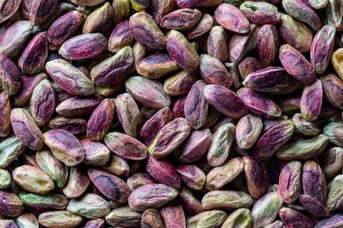 Fıstıklı çekirdekleri kabuksuz istifleyin. Kapatın. Kabuksuz şam fıstığı, üst manzara. Bütün çekirdekler