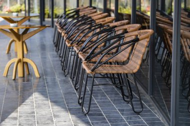 Boş sandalyeler ve masa Vietnam 'daki sokak kafesinde. Kapatın.