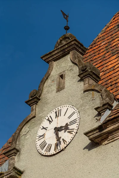 青い空の背景に晴れた日に屋根の上に大きな古い時計を持つ建物の詳細を閉じます 西ウクライナ — ストック写真