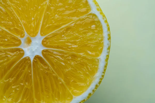 黄色の背景にレモン柑橘類の熟した半分 閉じる 上のビュー コピースペース — ストック写真
