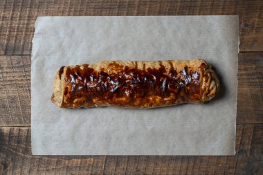 Geleneksel taze pişmiş elmalı turta, ahşap masada, yakın çekim. Meyve veya böğürtlen dolgulu taze ev yapımı hamur işleri, metin için kopyalama alanı