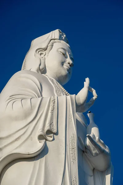Szczegóły Posągu Pani Buddy Buddyjskiej Świątyni Tle Niebieskiego Nieba Danang — Zdjęcie stockowe