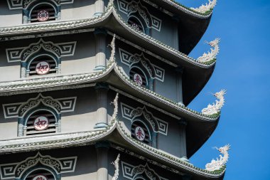 Da Nang, Vietnam 'daki ünlü Lingh Ung Pagoda' nın ayrıntıları. Mavi gökyüzü arkaplanındaki Linh Ung pagoda 'nın güzel görüntüsü, dini anıt