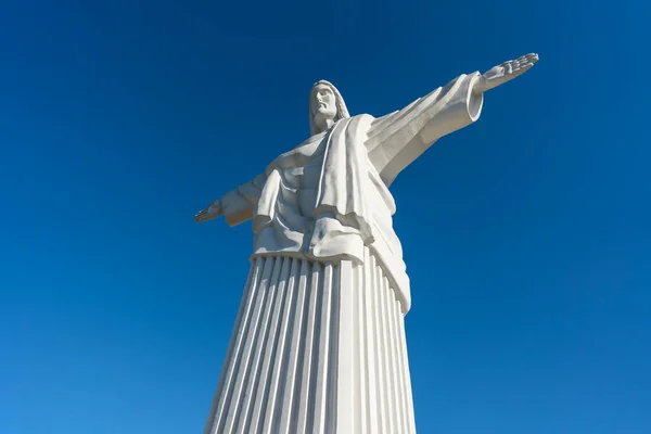 詳細12メートルの高さのイエス キリスト像は リオデジャネイロでも同様の彫刻の写しです ウクライナ西部のトラスカヴェッツ市 青い空に向かって腕を伸ばしてイエス キリストの大像 — ストック写真