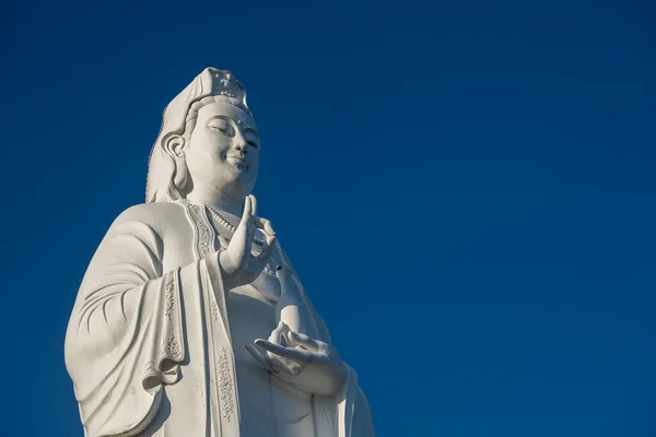 Деталь Статуи Леди Будды Буддийском Храме Синее Небо Фоне Дананга — стоковое фото