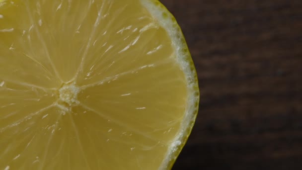 Reife Hälfte Der Gelben Zitrusfrüchte Auf Holzgrund Nahaufnahme Draufsicht Drehen — Stockvideo