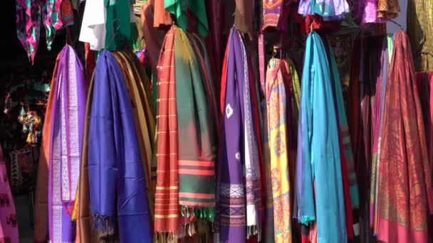Asortyment Kolorowych Ubrań Sprzeda Lokalnym Rynku Ulicznym Udaipur Rajasthan Indie — Wideo stockowe