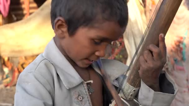 Pushkar India November 2018 Indiska Fattiga Barn Leker Plats Öknen — Stockvideo