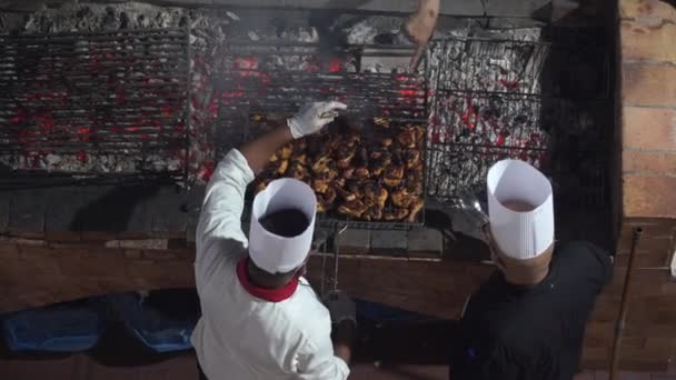 2021年5月19日 埃及沙姆沙伊赫 埃及厨师在一场篝火中准备香喷喷的鸡腿 供游客在埃及一家餐馆里享用 — 图库视频影像