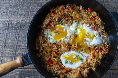 Kızarmış yumurtalı pilav, kırmızı biber, domates ve soğan. Yaklaş, Ukrayna. Yemek arkaplanı. Sağlıklı yemek.