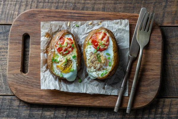 Patatas Horno Rellenas Queso Tomate Cebolla Verde Huevos Sobre Fondo —  Fotos de Stock