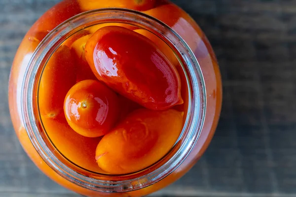 Tomatenkonserven Glas Auf Rustikalem Holztisch Nahaufnahme Aufbewahrungslösung Für Zuhause Eingelegte — Stockfoto