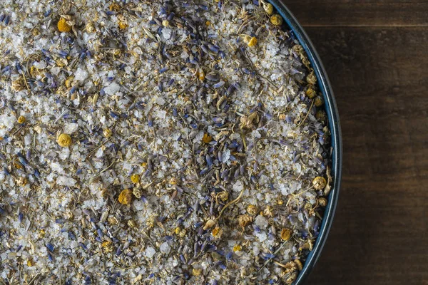 Meerhimalaya Salz Mit Trockenem Lavendel Und Kamillenblüten Auf Holzgrund Nahaufnahme — Stockfoto