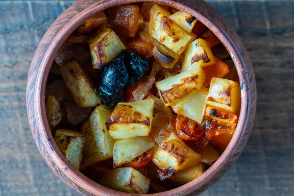 Geschmorte Kartoffeln Möhren Zwiebeln Tomaten Und Pflaumen Einem Tontopf Auf — Stockfoto