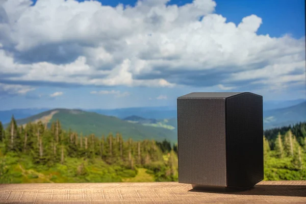 Schwarzer Akustischer Lautsprecher Auf Einem Holztisch Vor Dem Hintergrund Der — Stockfoto
