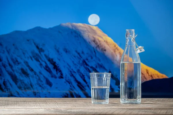 Butelka Czystej Wody Szklanka Drewnianym Stole Śnieżnym Himalajskim Tłem Gór — Zdjęcie stockowe